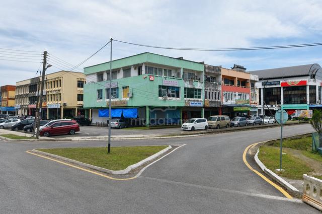 3 Storey Corner Shop (999 Title) at Rubber Road, Satok Kuching 1