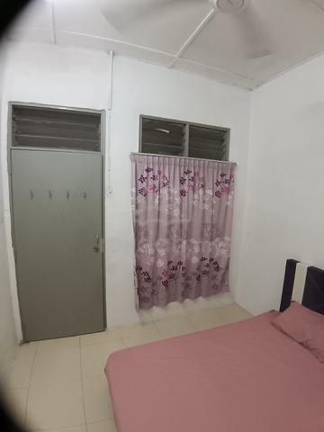 Bilik sewa Skudai Baru window medium room 1