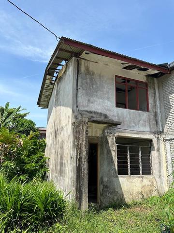 Rumah Buruk Dua Tingkat di Taman Desa Peringat untuk dijual 1