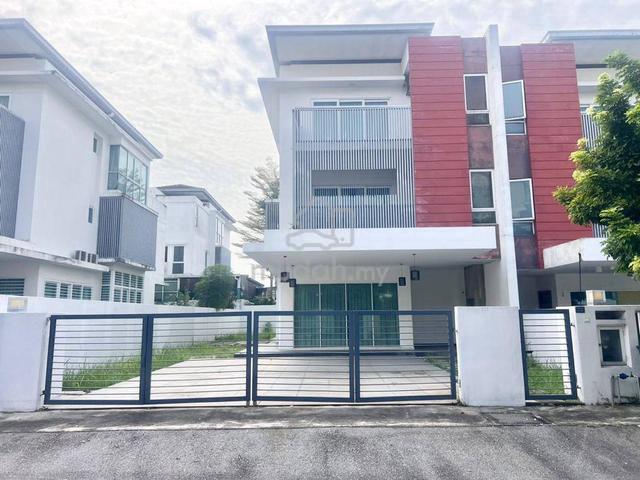 20% Below Market - Freehold 40' x 90' Semi-D Triple Story- Full loan 1