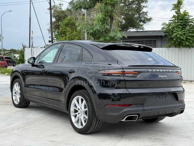 * Panroof, Beige Seat * 2022 Porsche CAYENNE COUPE - 3