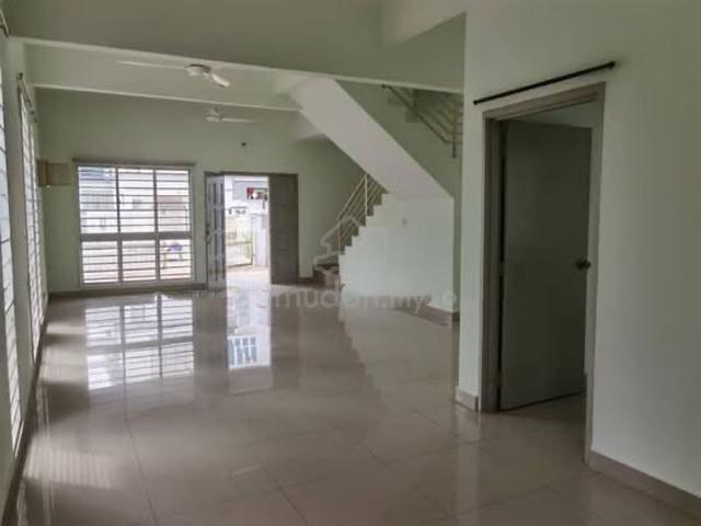 Taman Sri Putra, 3 Storey, Endlot, More Parking, Below Market ! 1