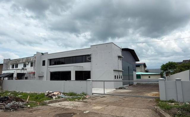 Demak Laut Semi-Detached Warehouse / Factory For Rent, OP Ready, Rare 1
