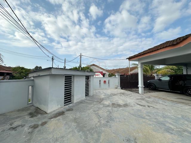 2756sqft CORNER Big Land Single Storey Extended Facing Land 1