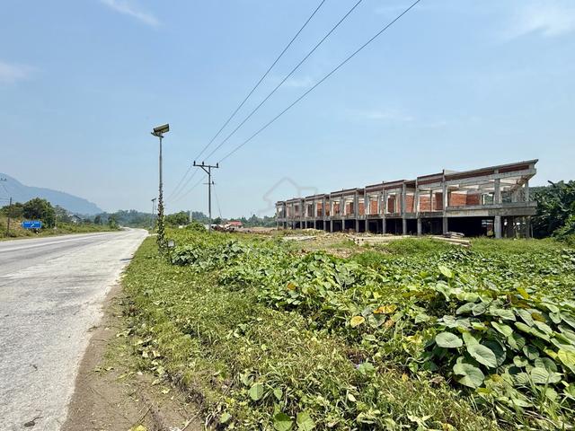 Facing Main Road, 2 Storey Corner Shoplot, near Siniawan 1