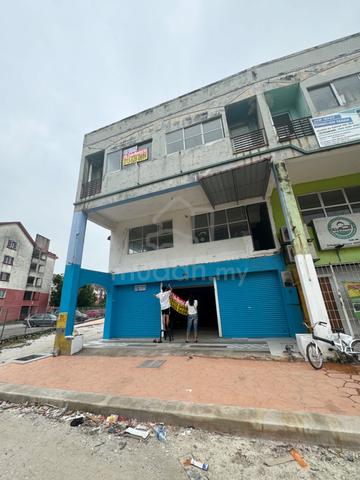 Taman Putra Perdana 2.5 storey Corner lot shop with land for Rent 1