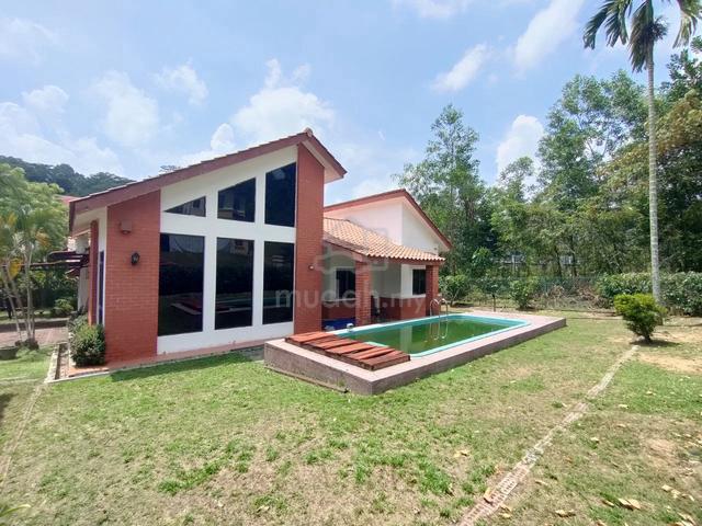 RED BRICK BUNGALOW SUNGAI BULOH COUNTRY RESORT with Swimming Pool 1