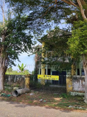 Old bungalow with huge land for sale 1