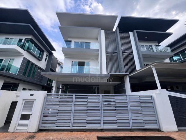 3 Storey Semi-D With Lift 1