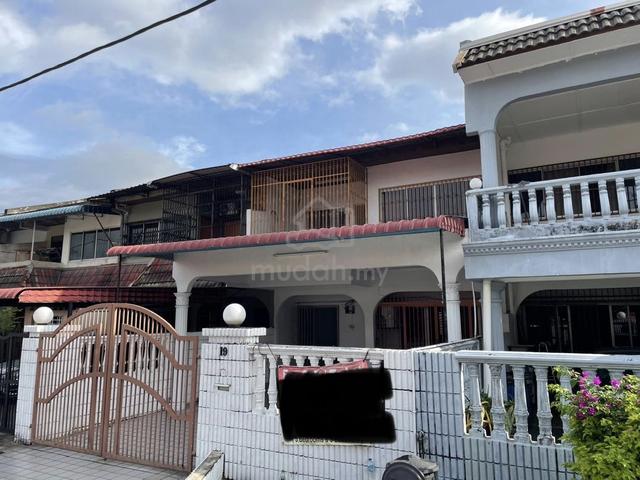 Spacious 2 Storey House at Taman Sungai Jelok – 5 Bedrooms! 1