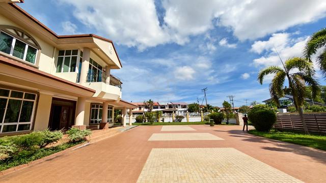 WOW! Huge Prestige Bungalow For Rent in Kolombong | 18,038 sqft Land 1