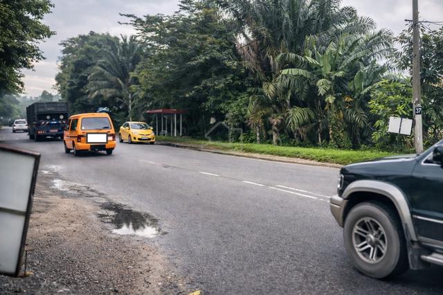 (BESIDE MAIN ROAD! NO PETROL STATION HERE!) Commercial Land, Semenyih 1