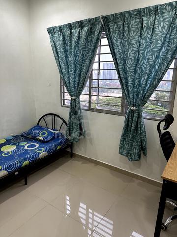 Room with free car park, fully furnished near LRT 1