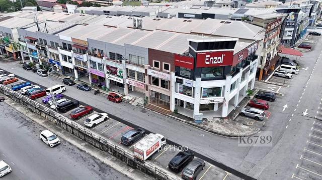 Facing Main Road !3 Storey Shoplot For Sell Bayu Tinggi Klang ! 1