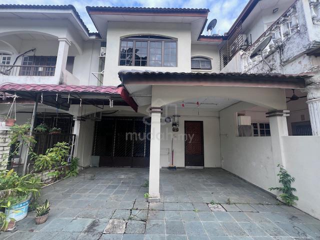 Double Storey House Facing Playground at SL6 1