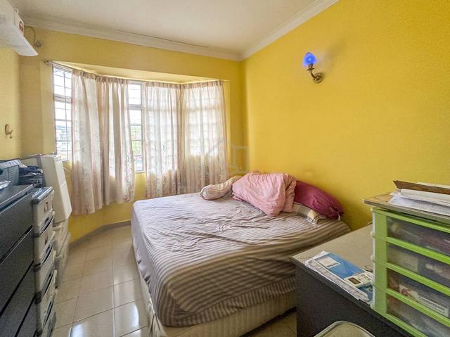 CORNER BESAR teres 2tingkat Seksyen 8 4