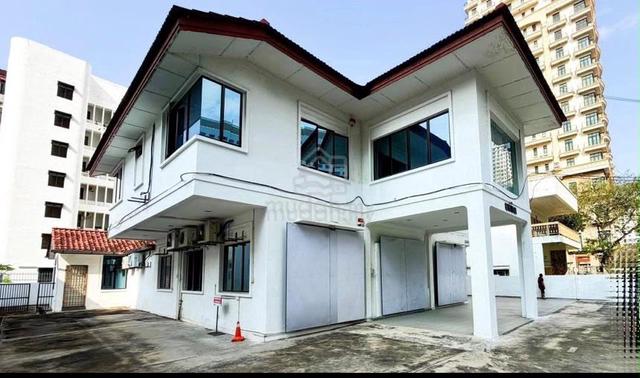Commercial Bungalow show house for rent 11,000sf 1