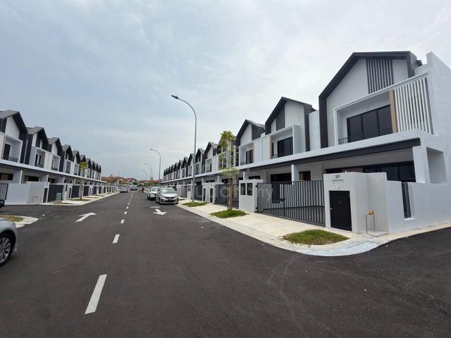 Dato Onn BAE Brand New Double Storey Terrace For Rent Low Deposit 4Bed 1