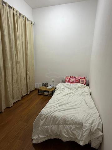 Room for rent (Nusa Heights) 1