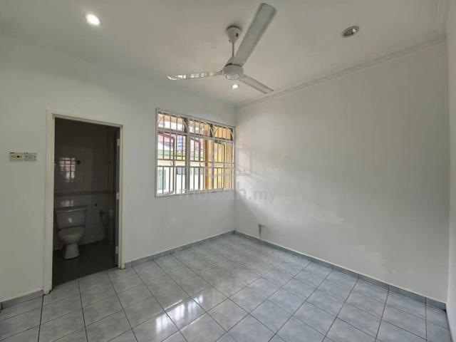 Middle & small empty Room to let kota kemuning (double storey) 1