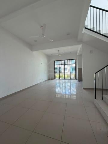 Rumah Teres Dua Tingkat Untuk Disewa di Lunas 1