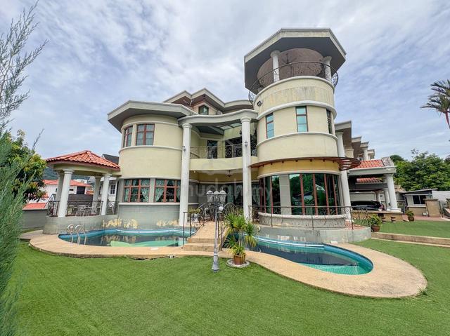 Bungalow Pinggiran TTDI, Kuala Lumpur with pool 1