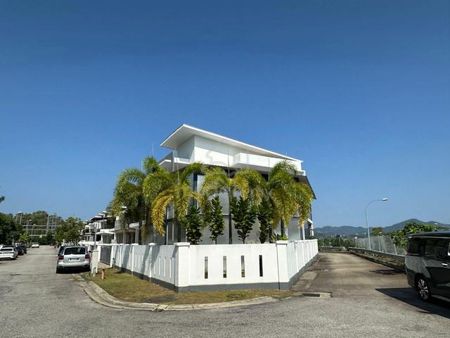 Under Value Fully Renovated 3 Storey Corner In Forest Height For Sale 1