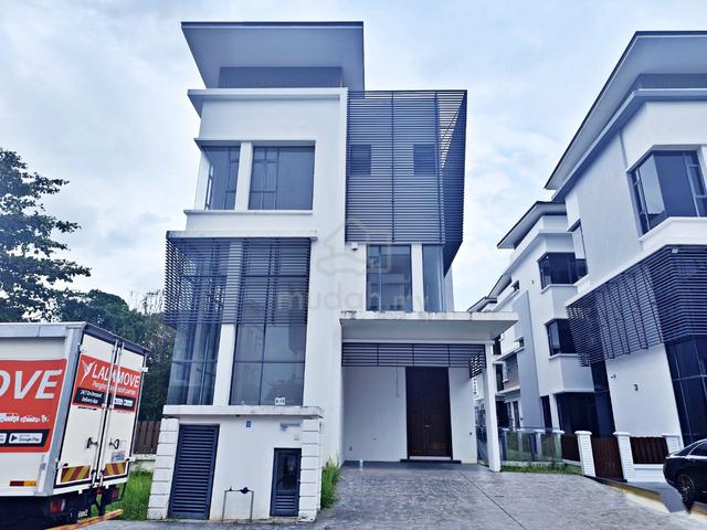 3 Storey Detached House in Shah Alam [✔ 9 min to AEON Big Bukit Rimau] 1