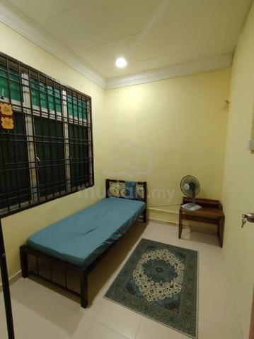 Bilik Sewa Perempuan Melayu, Kulai 1