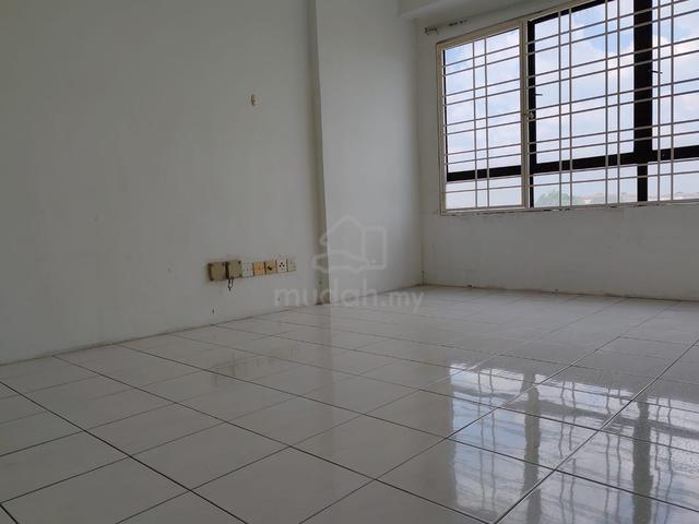 MASTER ROOM with bathroom inside at Puchong Perdana 3