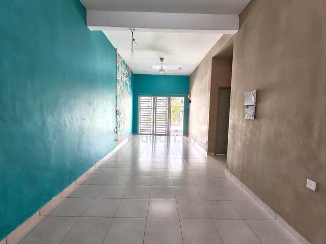 Menghadap Kawasan Lapang, Taman Bakti 1