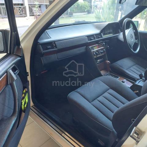 Classic Mercedes-Benz E200 (Automatic) - 4