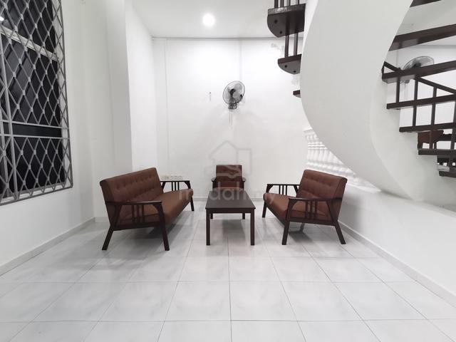Tampoi Utama 3-Storey Shop For Sale! 2