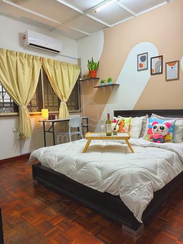 WORK FROM HOME FRIENDLY!🏠🥰PREMIUM Master Room W BALCONY!!😱 SS2 PJ! 1