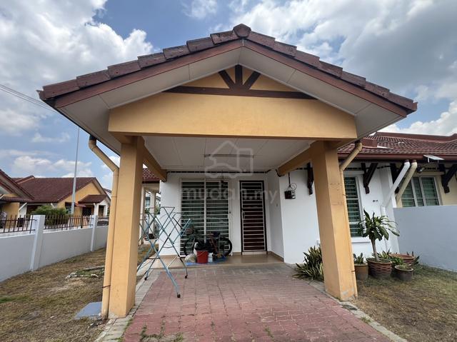 Well-kept one storey house end lot with land 1