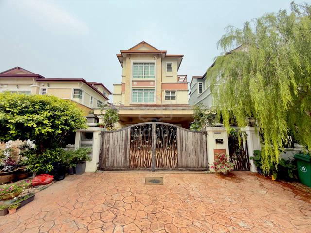 CHEAPEST RENOVATED Bungalow 2.5 Storey Le Putra Avenue Seri Kembangan 1