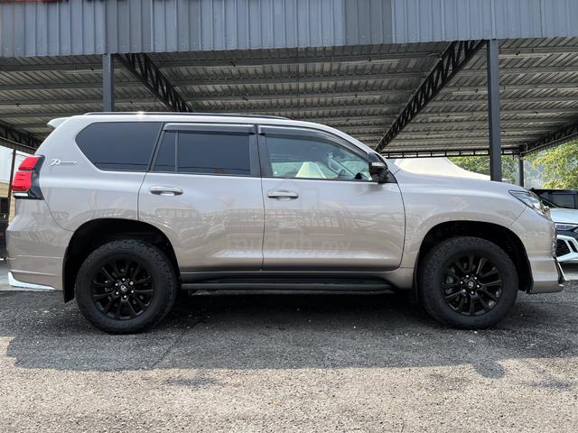 YR 2021 Toyota LAND CRUISER PRADO 2.8 70TH - 4