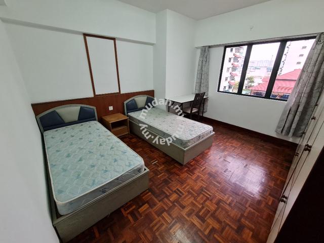 Sharing big medium room. Desa Kiara Damansara TTDI, short/long term 1