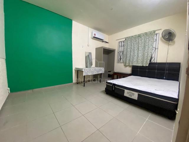 JB Town/ Near CIQ/ Single Storey/ 8 bed 3 bath/ Suitable for hostel 1