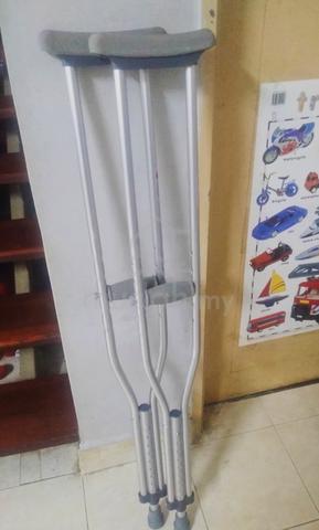 Tongkat orang patah kaki (Underarm crutches) - Health & Beauty for sale ...