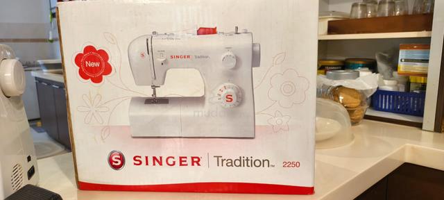 [LIGHTLY USED] Singer Tradition Sewing Machine 225 - photo 2 of 4