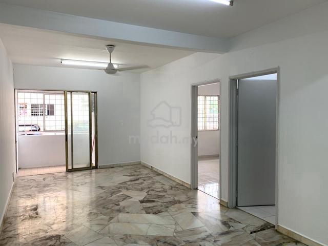 Iris Apartment (Taman Desa) 1