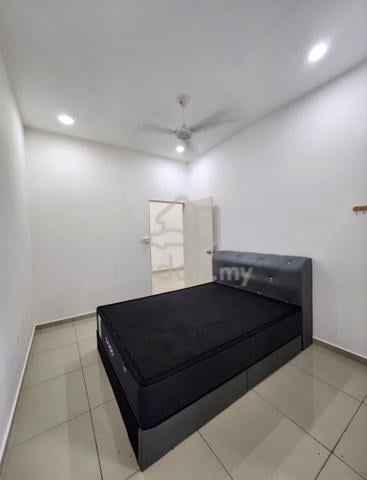 Middle room for rent 1