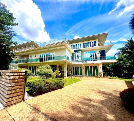 Elegant 2.5 Storey Bungalow at Kota Kemuning Hills! 1