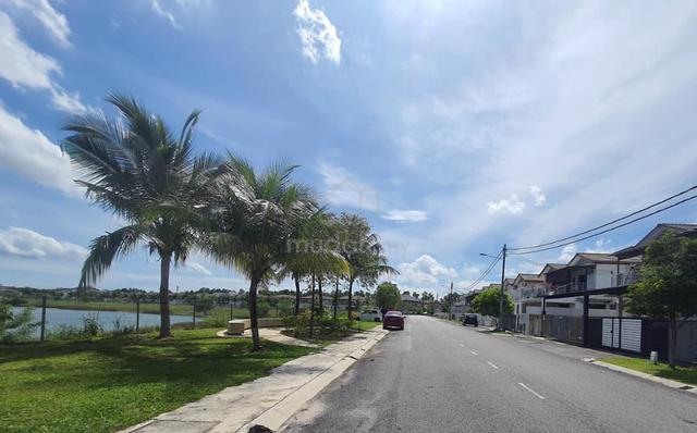 [Depan Tasik] 2 Sty Semi D Cluster di Taman Desiran Bayu Puchong 1