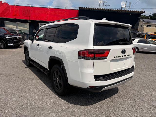 2023 Toyota Land Cruiser 300 GR-Sport 3.5 Petrol - 3