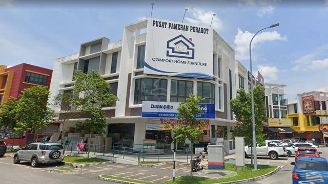Corner 3 Storey Shop Bandar Seri Putra Facing Road, Good Visibility 1