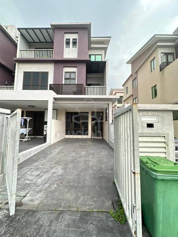END LOT! The Strata Townhouse Bandar Puteri Bangi NICE LUAS GATED 1