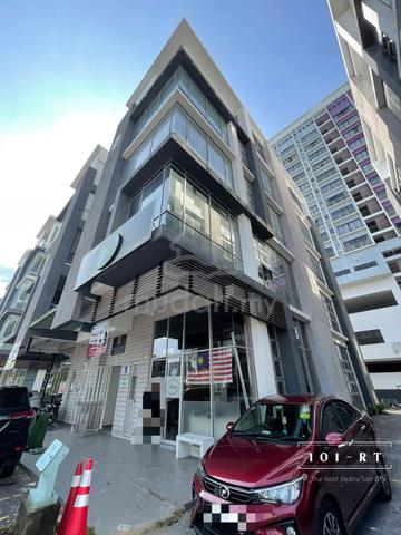 CORNER!! 4.5 Storey SemiD Shop OfficeEquine Park Seri Kembangan 2