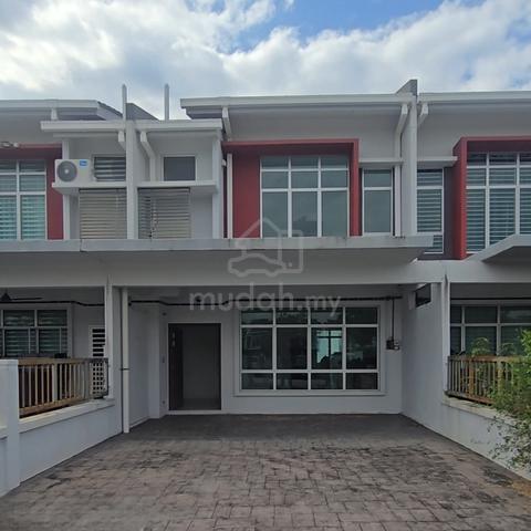 Maple Hilllpark. Teres 2 tingkat intermediate & berdepan padang. 1